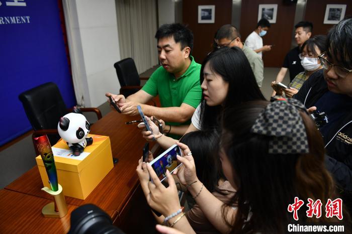 成都大运会会徽吉祥物火炬奖牌发布 大熊猫太阳