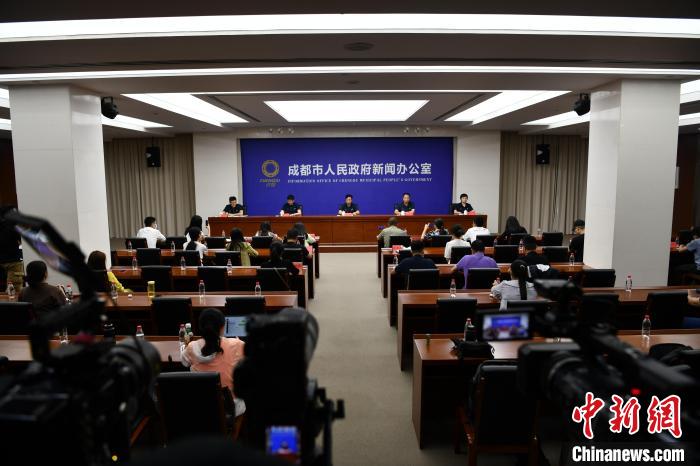 成都大运会会徽吉祥物火炬奖牌发布 大熊猫太阳