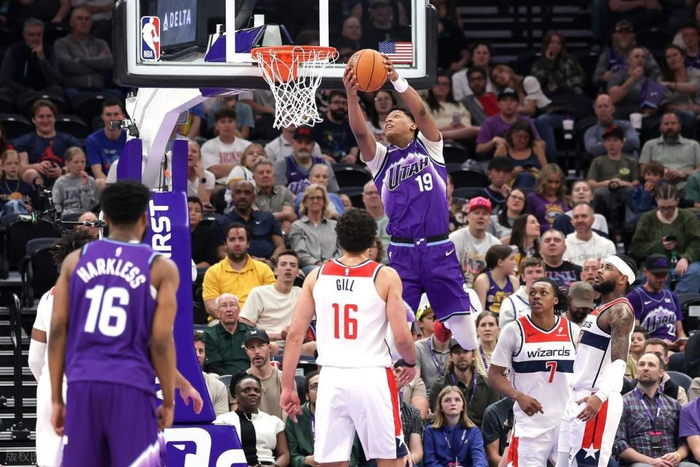 爵士新秀贝利海底捞月扣篮点燃主场希望