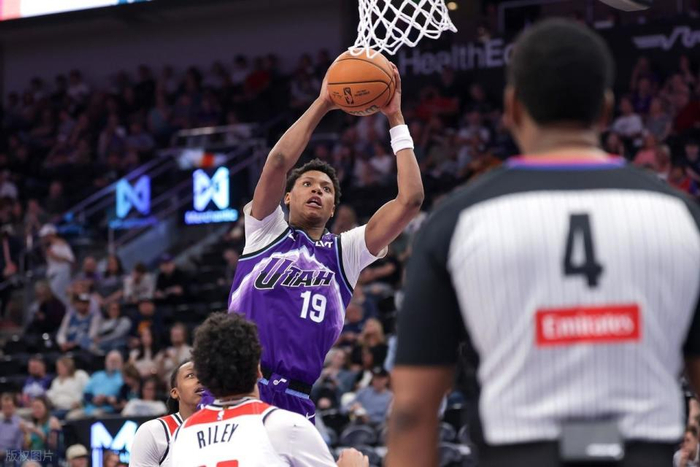 爵士新秀贝利海底捞月扣篮点燃主场希望