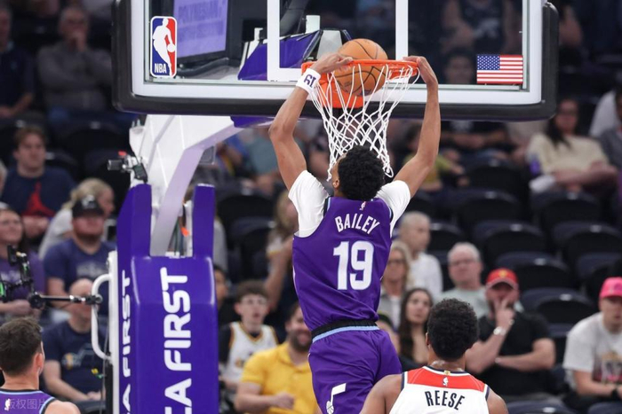爵士新秀贝利海底捞月扣篮点燃主场希望