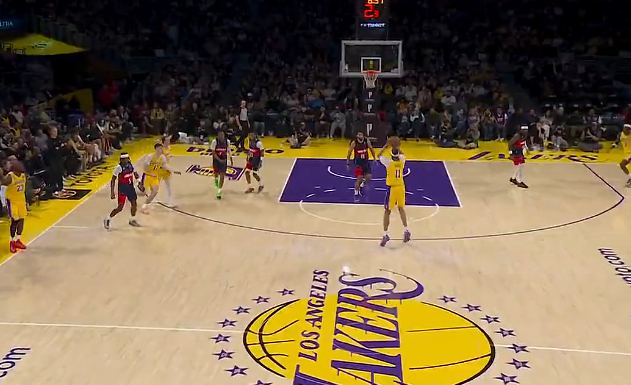 海斯三分神准8中8砍18+6 湖人末节发力掀翻奇才