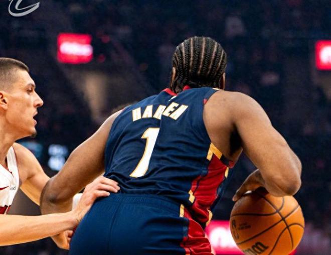 阿伦复出助骑士大胜热火 双塔体系成季后赛关键