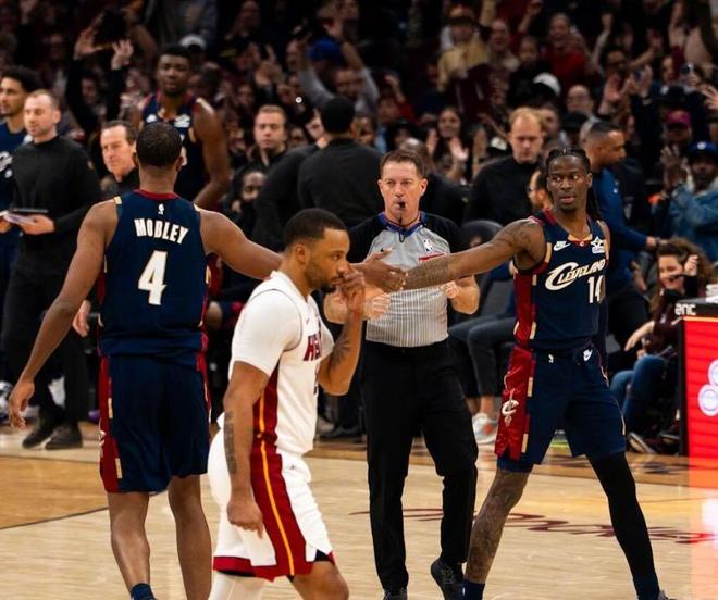 阿伦复出助骑士大胜热火 双塔体系成季后赛关键